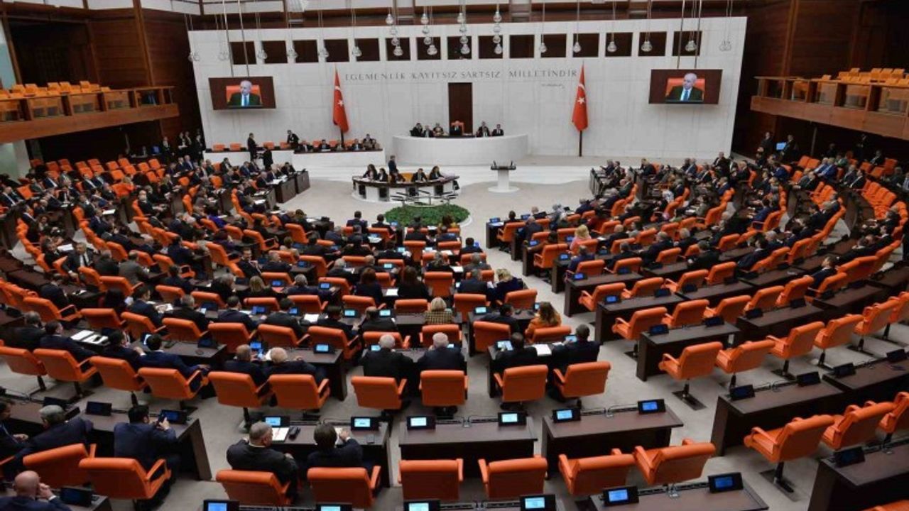 Son 7 ayda Meclis’te 600 milletvekilinden 61’i partilerinden istifa etti