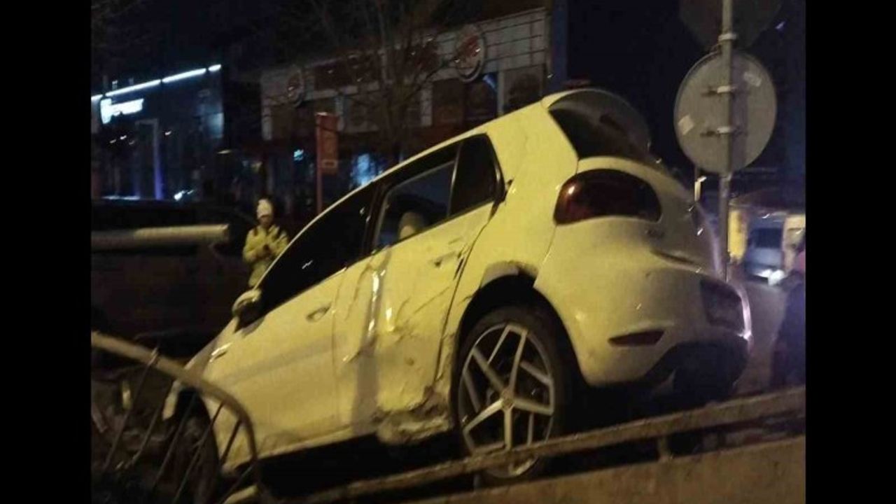Kartal’da polisten kaçan araç sürücüsü yol kenarındaki otoparka uçtu