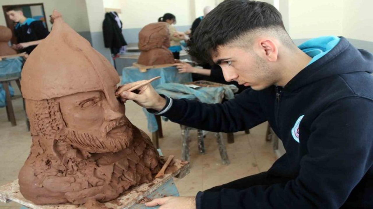 Bitlis’te geleceğin heykeltıraşları yetişiyor