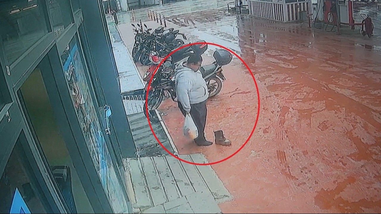 Çamurlu ayakkabısını çıkartıp, market alışverişini öyle yaptı o anlar kamerada