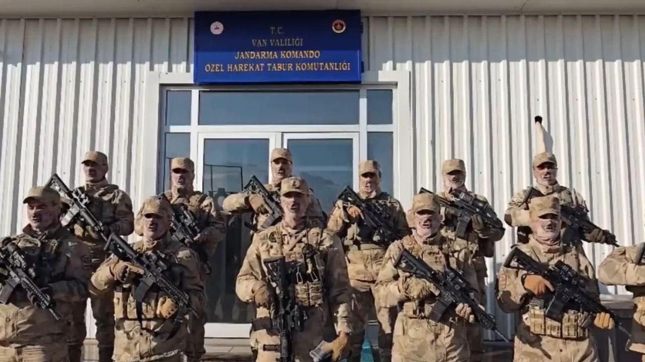 Ayşe Teyze’den jandarmaya örme çorap