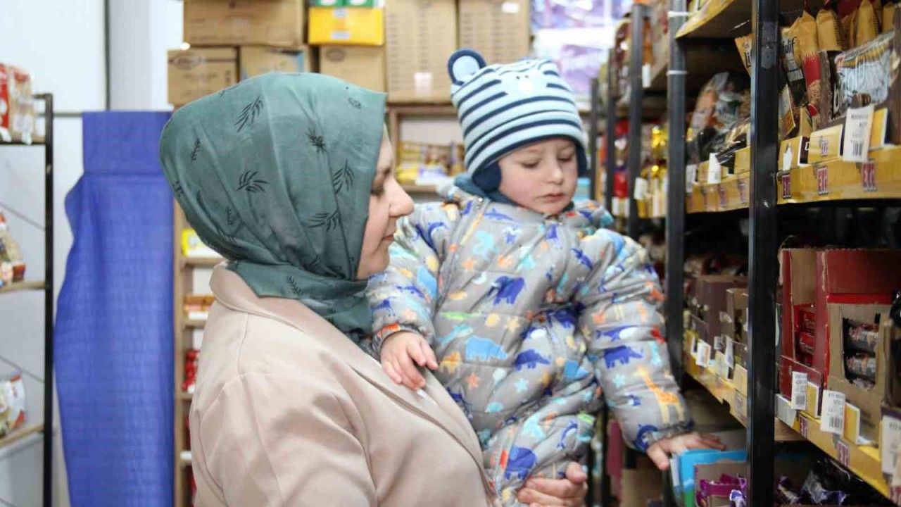 Azimli anne devlet desteği ile açtığı marketi işletip bebeğini reyonlar arasında büyüttü