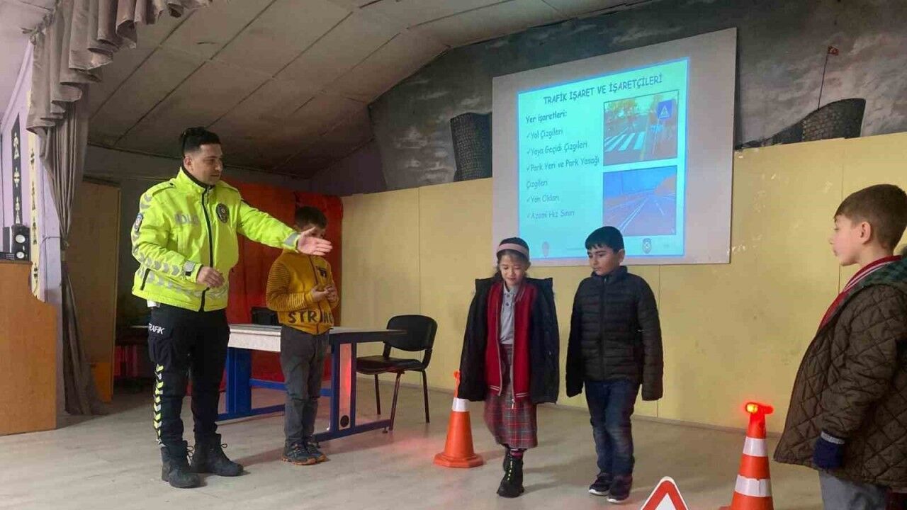 Polisten çocuklara trafik güvenliği ve trafik bilinci eğitimi