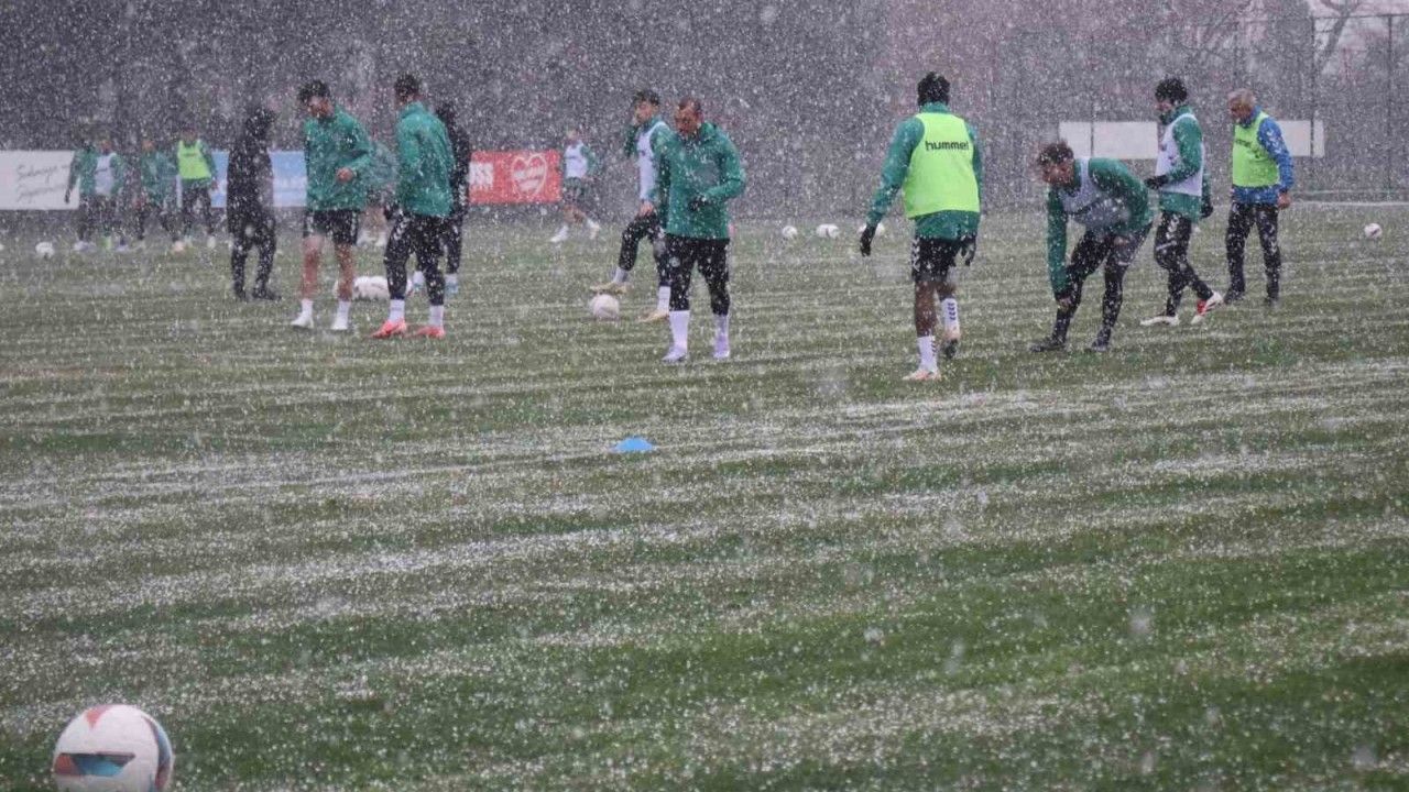 Sakaryaspor, Çorum FK mesaisini kar altında sürdürdü