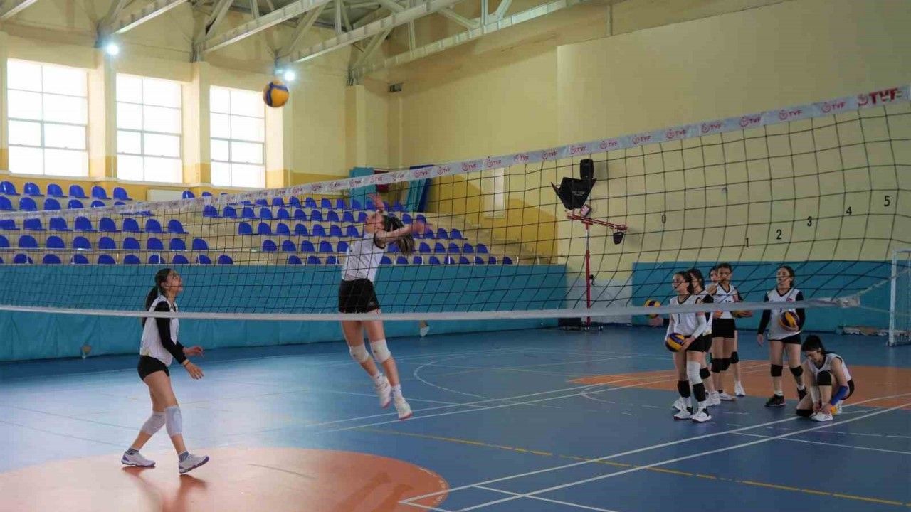 12 bin takim arasindan zirveye cikan mus spor lisesi kiz voleybol takimi turkiye sampiyonasinda