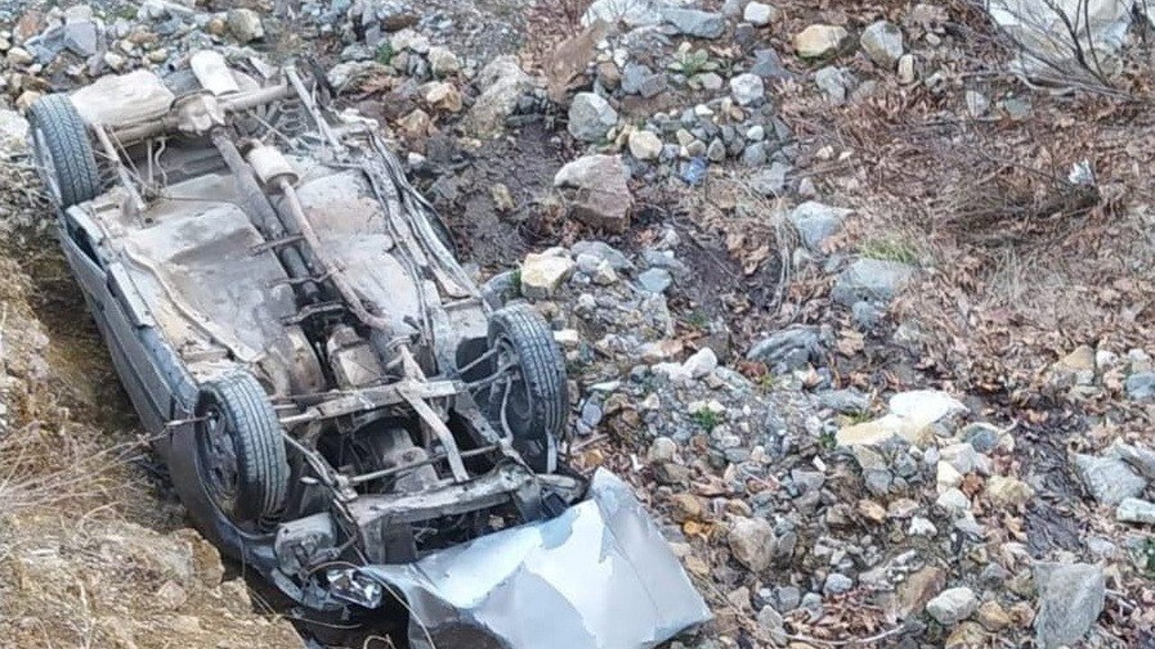 Adıyaman’da otomobil dere yatağına yuvarlandı: 1 ölü, 1 yaralı