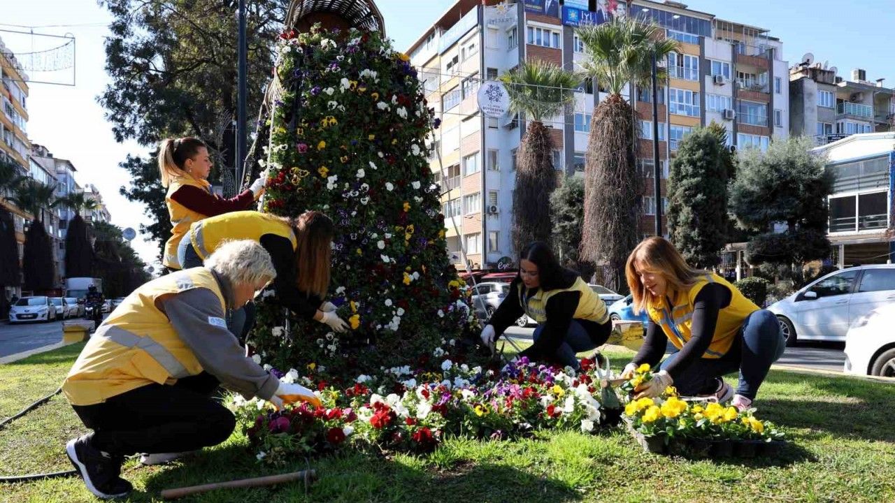 Başkan Çerçioğlu kadınlar ile ele ele veriyor, Aydın rengarenk çiçekler ile süsleniyor