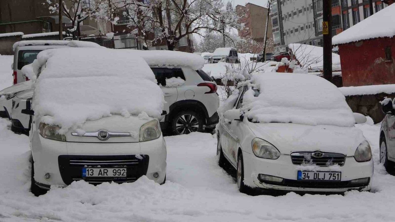 Bitlis’te kar yağışı: 80 köy yolu ulaşıma kapandı