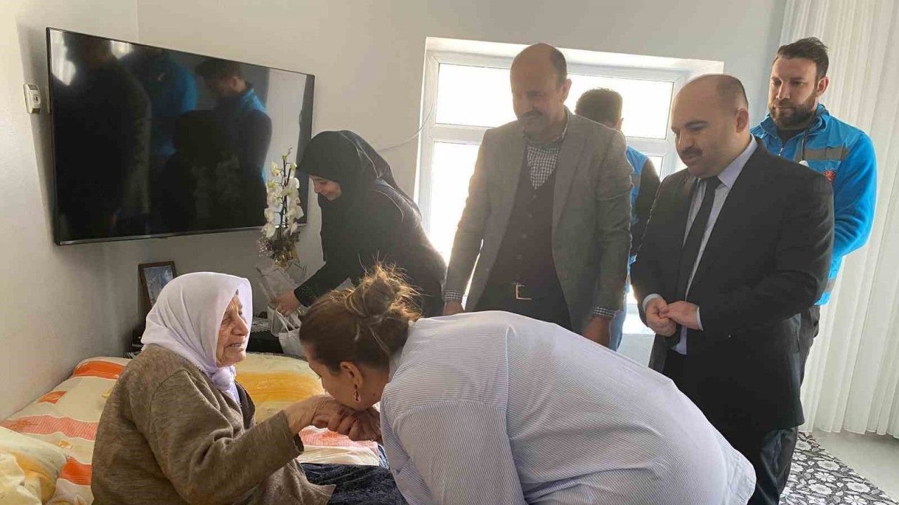 Bitlis’teki asırlık çınara anlamlı ziyaret