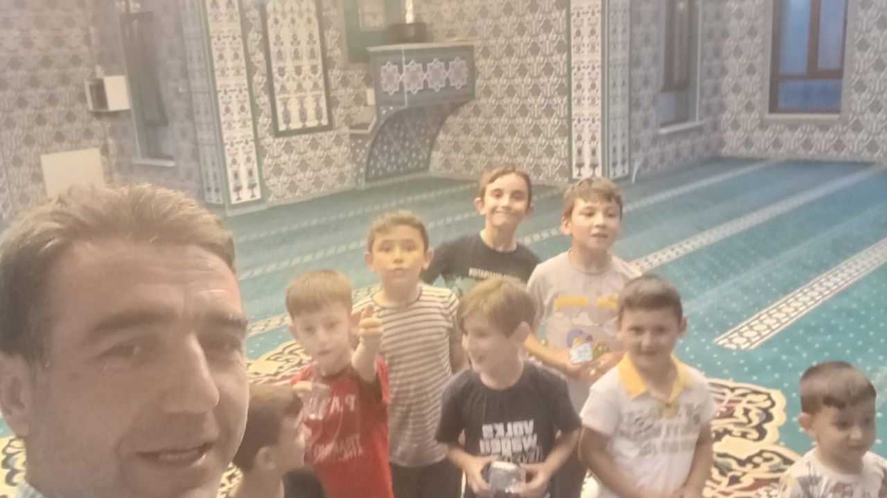 Gediz’de İmam-Hatip Ramazan Dinçer’den minik cemaatine özel mini market