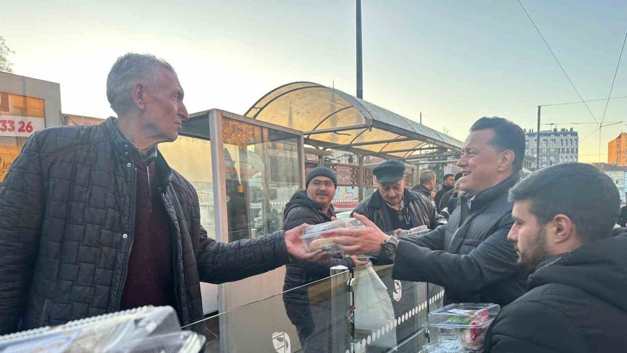 Milletvekili Hatipoğlu, vatandaşlara iftarlık ikramında bulundu