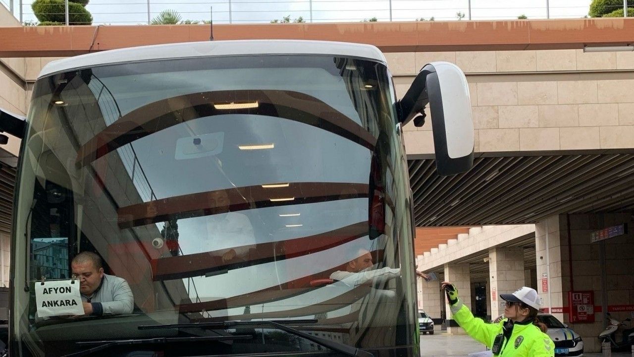 Polisten yolculara emniyet kemeri uyarısı