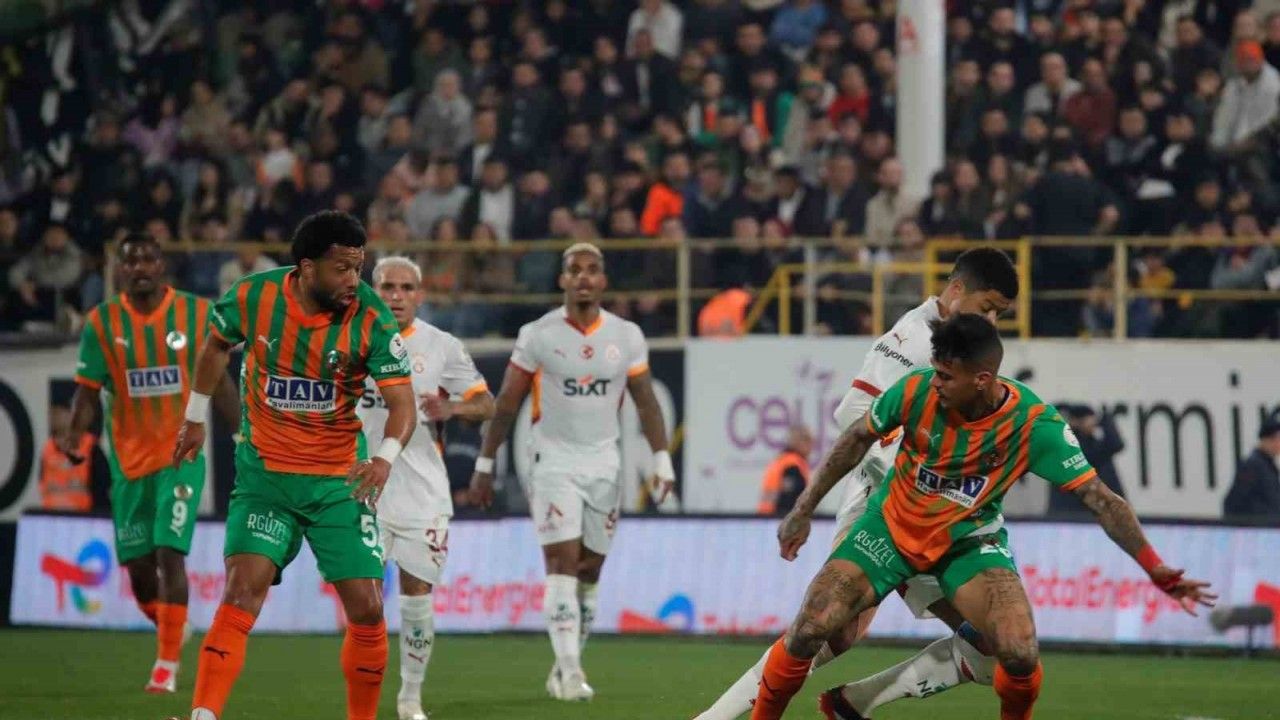 Trendyol Süper Lig: Corendon Alanyaspor: 1 - Galatasaray: 0 (İlk yarı)