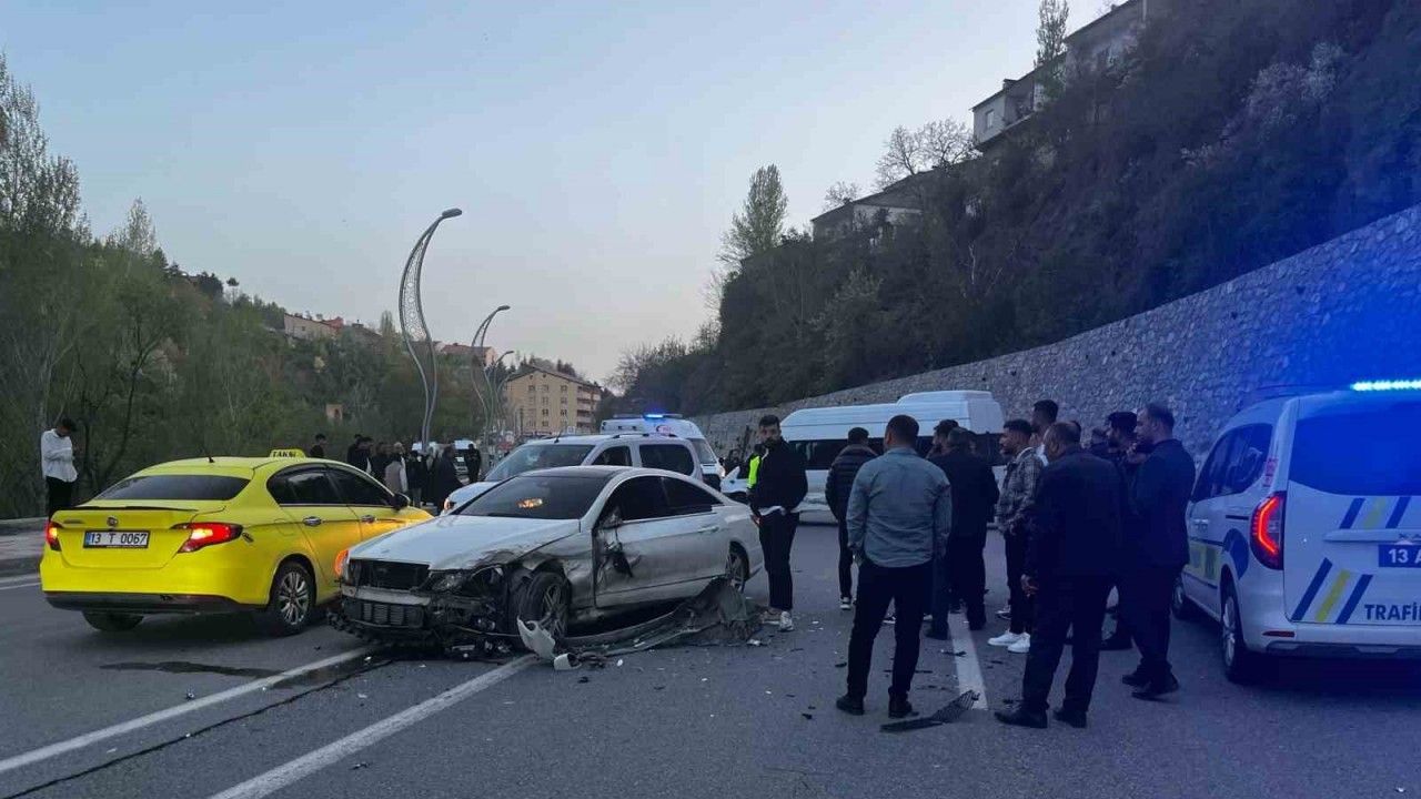 Bitlis’te otomobil ile minibüs kafa kafaya çarpıştı: 8 yaralı