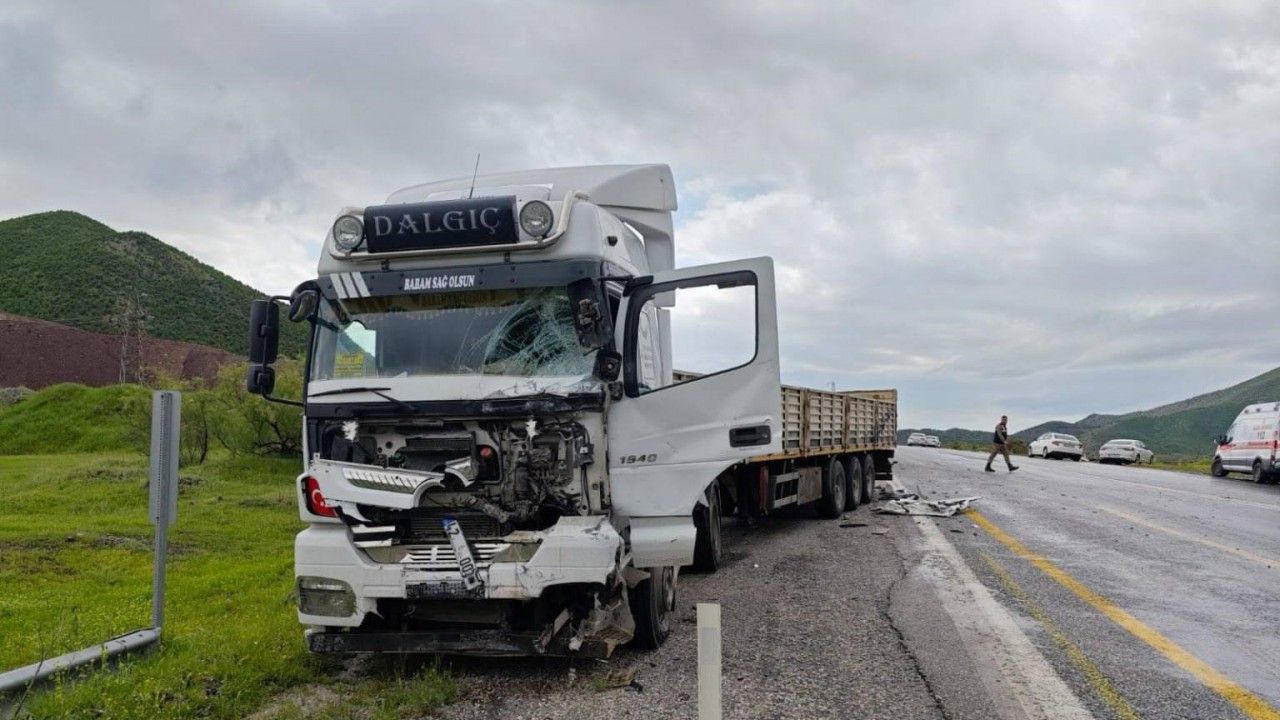 Bitlis’te tır ile minibüs çarpıştı: 1 ölü, 2 yaralı