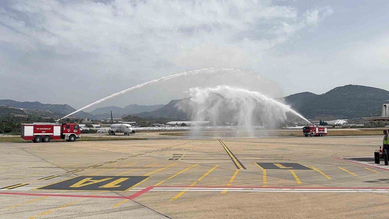 Danimarka’dan havalanan uçak; Gazipaşa’da su takı seremonisiyle karşılandı