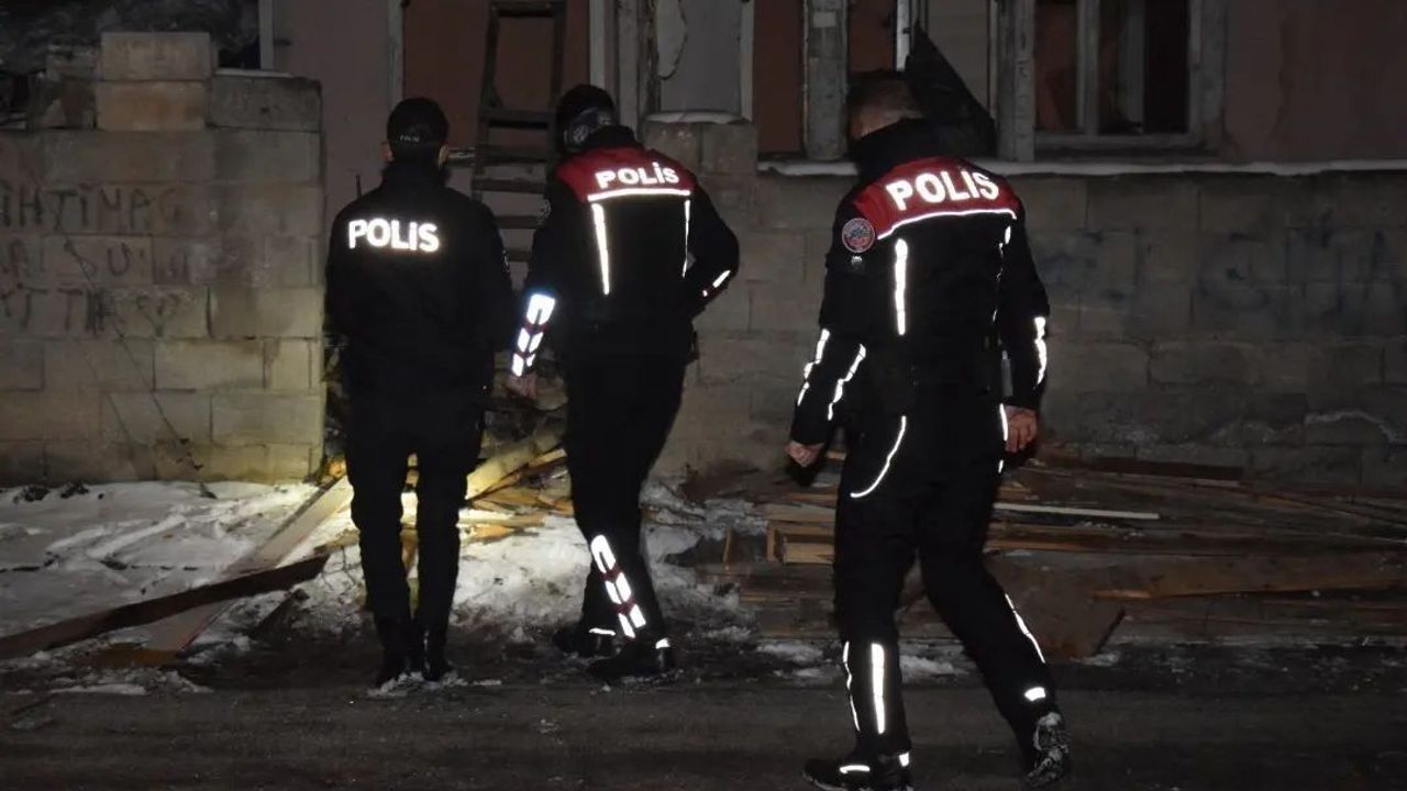 Erzincan’da polisten kaçan şüphelinin üzerinden 15 gram esrar ele geçirildi