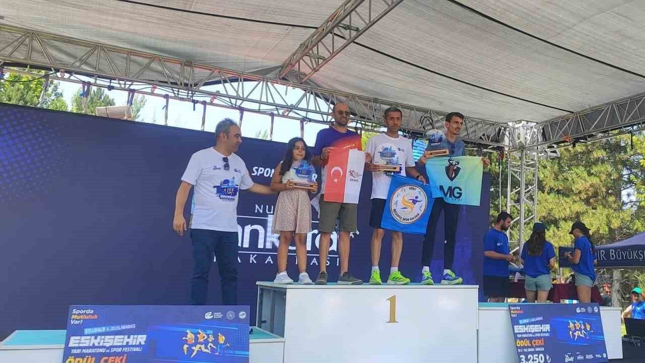 Siirtli sporcu, Eskişehir Yarı Maratonu’nda kategorisinde birinci oldu