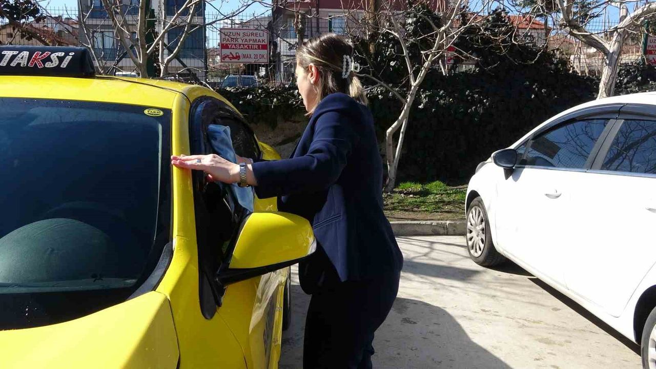 Üç çocuk annesi, taksi şoförlüğüyle hem ailesinin geçimine katkı sağlıyor hem de kadınlara örnek oluyor