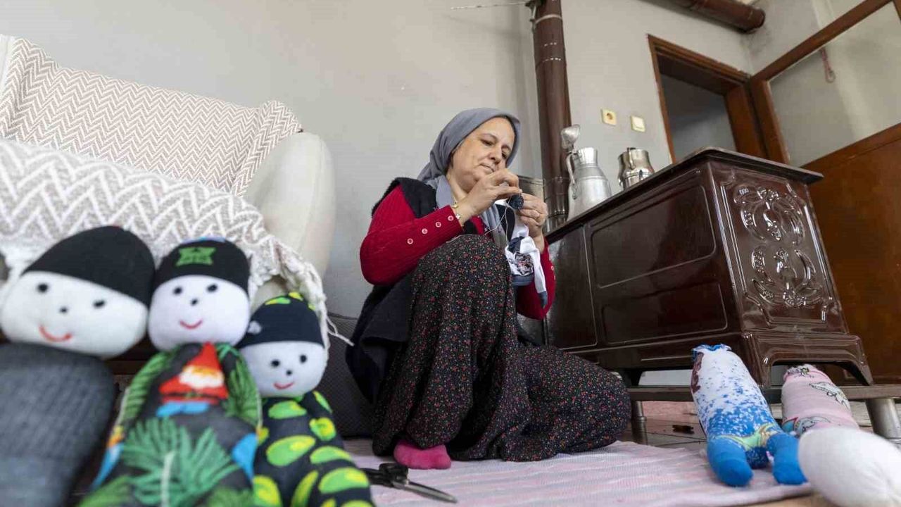 Mersin'de evler atölyeye dönüştü: Kadınlar çoraptan oyuncak yapıyor