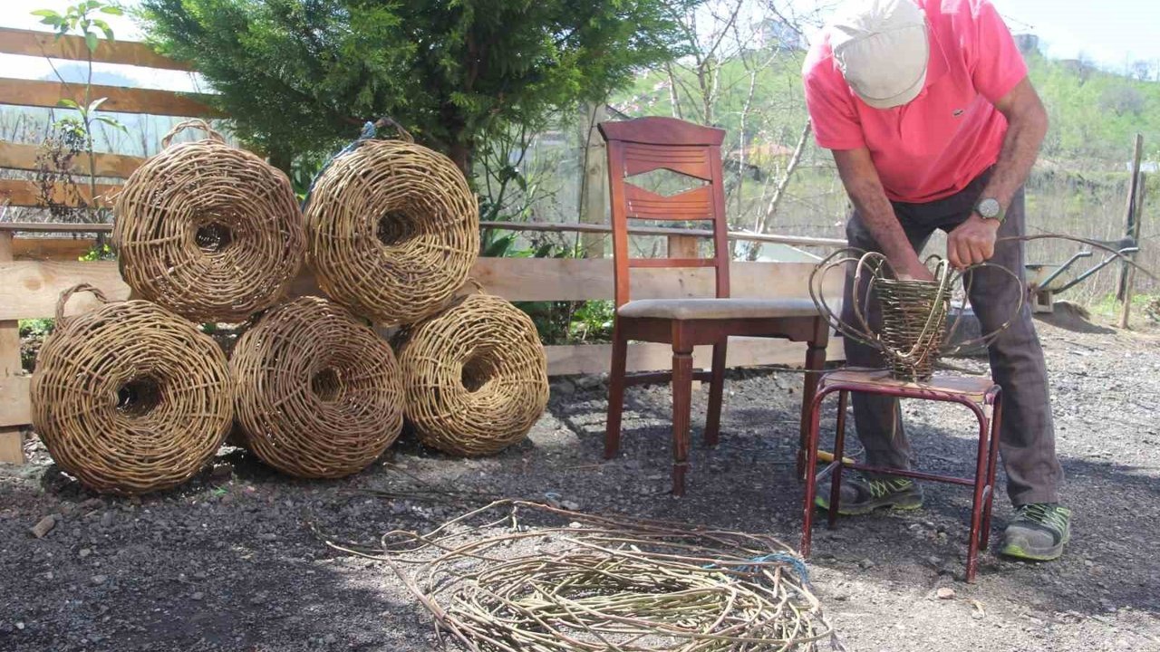 Doğadan topluyor, türkülerle örüyor: 45 yıllık usta dikenli sarmaşıktan balık sepeti örüyor