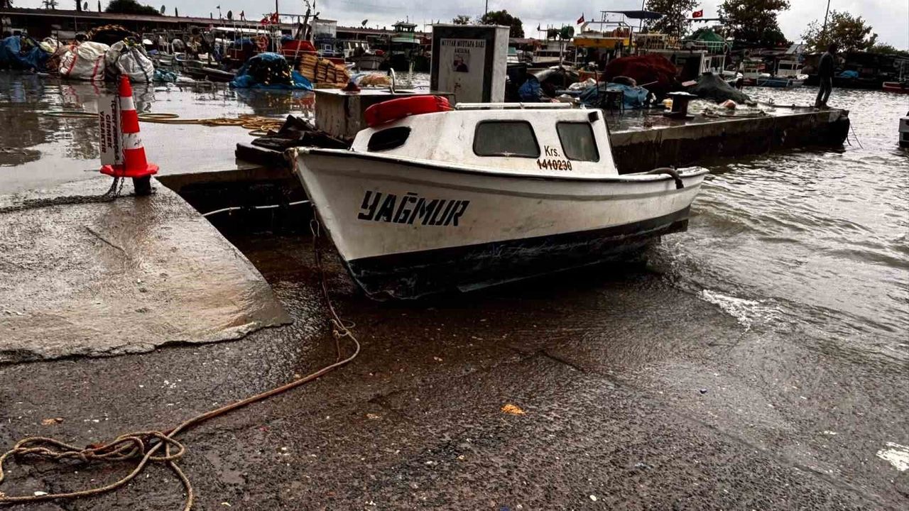 Akçakoca'da Fırtına Felaketi: 4 Balıkçı Teknesi Battı