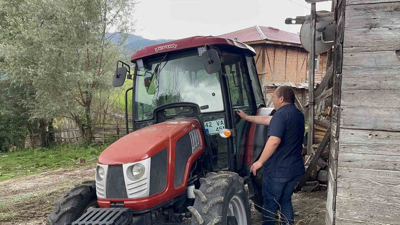 Doğuştan görme engelli çiftçinin yaşam azmi: Traktör sürüyor, tarlada çalışıyor, odun kırıyor