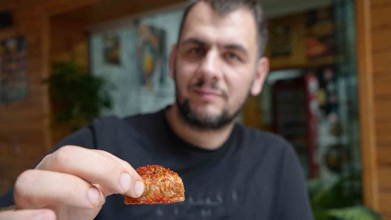 Acısız yaşayamıyor: Tatlıya bile pul biber atıp yiyor