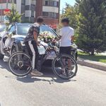 Bahşiş almak için hem kendi canlarını hem de trafiği tehlikeye attılar