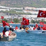 Bozyazı'da amatör balıkçılardan 30 Ağustos'a denizde anlamlı kutlama