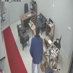 Cep telefonu hırsızlığı kameraya takıldı