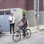 Kafasında 40 kiloluk karpuz varken bisiklet sürüyor, halay çekiyor, koşuya katılıyor