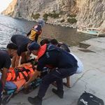 Özel teknede yaralanan vatandaşı Sahil Güvenlik ekipleri botla denizden tahliye etti