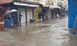 Alanya’da rögarlar taştı, çarşı merkezini su bastı