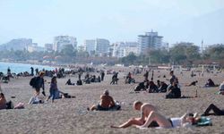 Antalya’da dünyaca ünlü sahilde yılın son yoğunluğu