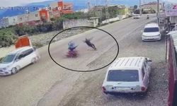 Çarpışmanın etkisiyle motosiklet sürücüsü ve yaya havaya uçtu