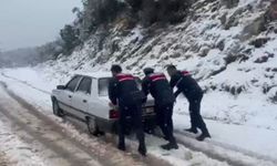 Mersin'in Erdemli ilçesinde karda mahsur kalanlara jandarma yetişti