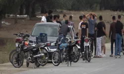 Mersin'de trafiğe kapalı yol motosiklet yarış pistine dönüştü