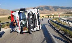 Bariyerlere çarpıp devrilen kamyonun sürücüsü yaralandı