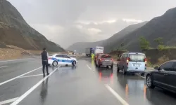 Erzincan - Sivas kara yolu heyelan nedeniyle ulaşıma kapandı