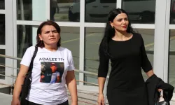 Evladı yakılarak kuyuya atılan anne, karar duruşmasına oğlunun resmi basılı tişörtle geldi