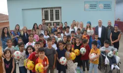 İstanbul’dan Mardin turu için geldiler, köy okuluna kırtasiye malzemesi hediye ettiler