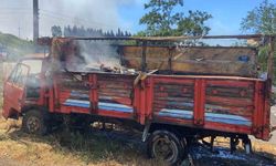 Kocaeli İstanbul sınırındaki yangın araçlara ve otluk alana sirayet etti