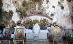 Mağara içindeki St. Pierre Kilisesi’nde bayram ayini