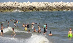 Mersin'de nem oranı yüzde 75'lere ulaşırken, hissedilen hava sıcaklığı 35 dereceyi aştı