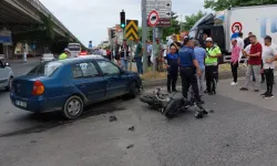 Otomobile çarpan motosikletli ağır yaralandı: Kaza anı kamerada