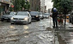 Yüksekova’da yollar göle döndü