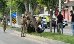 Mersin'de karakol önünde havaya ateş açan şahsı özel harekat polisi vurdu