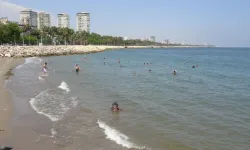 Mersin'de vatandaşlar serinlemek için deniz ve gölgelere akın ediyor