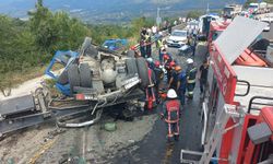 Bolu Dağı Geçişi'nde feci kaza: Tır otomobili sürükleyerek devrildi, 2 ölü 2 yaralı